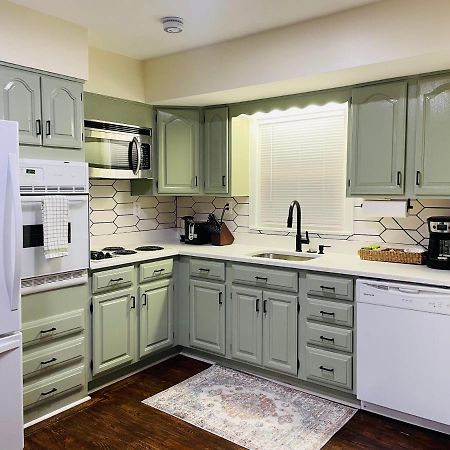 Newly Renovated Charming Home With Parking Fort Washington Exteriör bild
