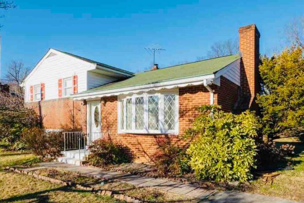 Newly Renovated Charming Home With Parking Fort Washington Exteriör bild