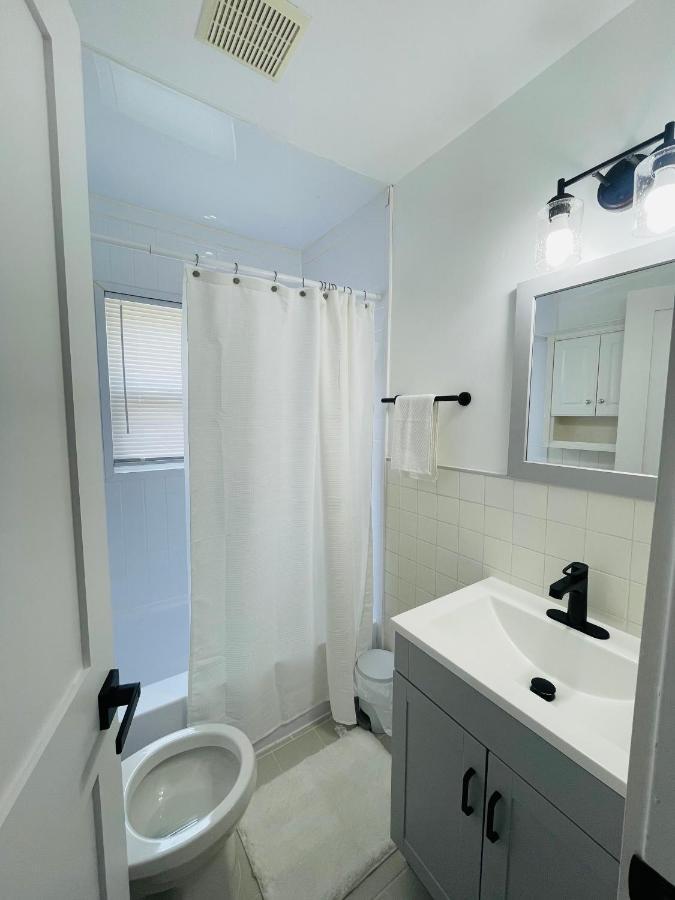 Newly Renovated Charming Home With Parking Fort Washington Exteriör bild
